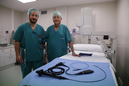Los urólogos Pep Auguet y Ricard Recasens, con el aparato que permite usar la nueva técnica.