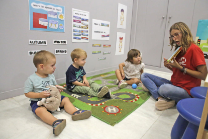 Alumnes de tres anys aprenen vocabulari sobre el temps a l’escola LM Idiomes.