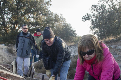 Varios voluntarios repararon la cubierta de una fosa, que había quedado dañada por la actuación de los vándalos en diciembre.