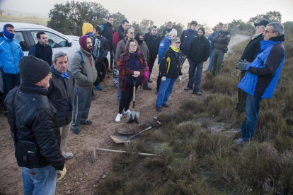 Varios voluntarios repararon la cubierta de una fosa, que había quedado dañada por la actuación de los vándalos en diciembre.