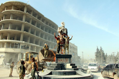 Soldados turcos celebrando la toma de la ciudad siria de Afrin. 
