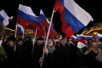 Simpatizantes de Putin celebran la reeleción del mandatario, ayer en Moscú.