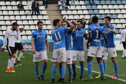 Los jugadores del Lleida celebran uno de los cuatro goles que marcaron ayer ante el Ontinyent. A la izquierda, Juanto Ortuño, que se estrenó como goleador con el Lleida anotando un doblete.