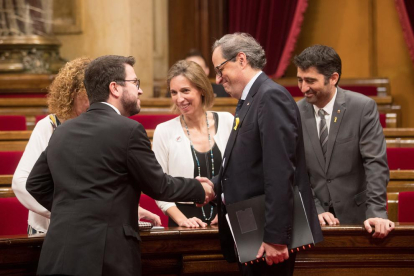 El president Torra, de JxCat, i el vicepresident Aragonès, d’ERC, saludant-se, ahir.