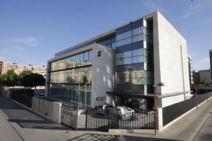 Vista de l’edifici de la Seguretat Social a Lleida.