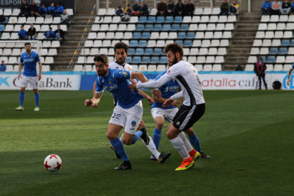 Los jugadores del Lleida celebran uno de los cuatro goles que marcaron ayer ante el Ontinyent. A la izquierda, Juanto Ortuño, que se estrenó como goleador con el Lleida anotando un doblete.