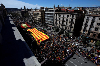 Visió aèria de la manifestació convocada per Societat Civil Catalana, ahir a Barcelona.