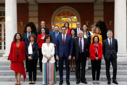 Imatge oficial del president del Govern central, Pedro Sánchez, amb els seus ministres.