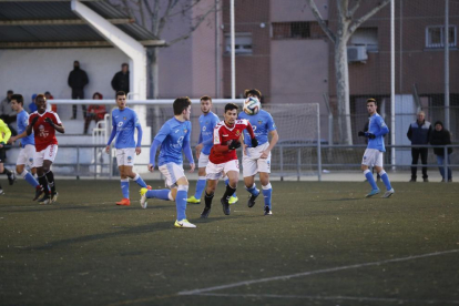 Una acción del partido de ayer entre el Lleida Juvenil y el Nàstic.