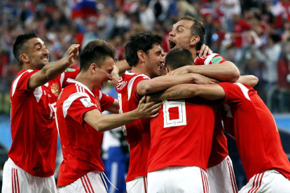 Jugadors de la selecció russa celebren un dels gols aconseguits ahir davant d’Egipte.