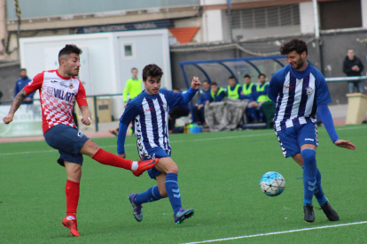 El jugador del Balaguer, Genís, dispara ante la presión de dos rivales, en una acción del partido de ayer.