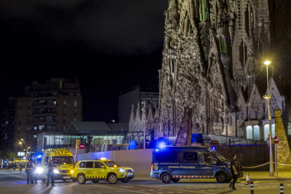 Imatge d’arxiu d’un dispositiu policial davant de la Sagrada Família.