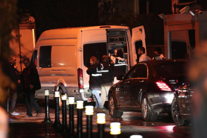 Policías forenses turcos trabajaban con un perro de rastreo y rescate en la residencia del cónsul saudí.