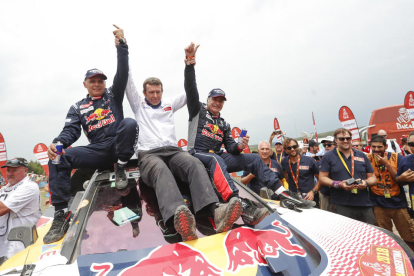 Carlos Sainz y miembros de su equipo celebran la victoria en el Dakar.