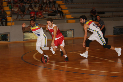 Andorra y Manresa llenan el pabellón de Balaguer en un partido de pretemporada de la ACB de carácter benéfico
