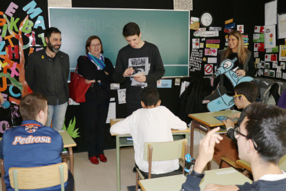 Àlex Màrquez ahir amb alumnes de les Escoles Especials Llar de Sant Josep.