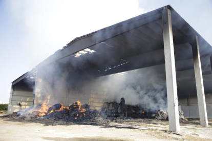 El fuego hizo caer ayer la cubierta de una nave agrícola en Preixens. 