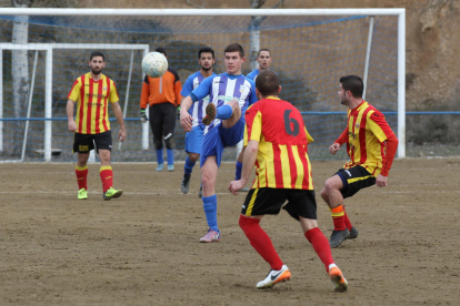 Un jugador del Vilanova rep l’esfèric davant la pressió rival.