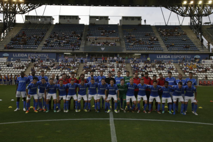 La plantilla y el cuerpo técnico del Lleida Esportiu posaron antes de iniciar el partido de presentación ante el Andorra.
