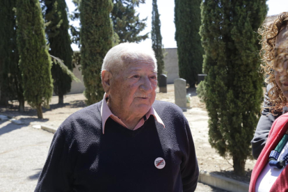 La consellera Ester Capella va visitar ahir els treballs d’exhumació al cementiri d’Alguaire.