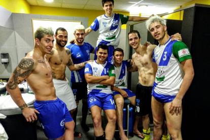Els jugadors de l’ICG Lleida celebren un dels cinc gols que van anotar a la pista del Liceo.