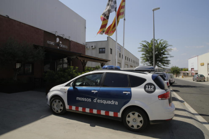 Un cotxe dels Mossos d’Esquadra, ahir al migdia davant del restaurant de Balaguer.