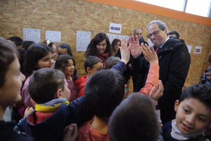 El president de la Generalitat, Quim Torra, ayer, durante su visita a un colegio en Roda de Ter.
