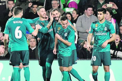  Benzema celebra amb els companys el gol, el cinquè de l’equip.