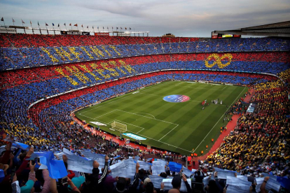El Camp Nou rindió homenaje a Andrés con un espectacular mosaico con la leyenda “Infinit Iniesta”.