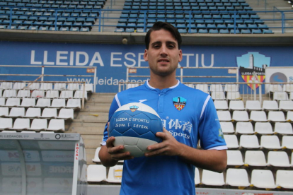 Juanto acaba de marcar el 2-0, al límit del descans. El jugador celebra el primer gol amb la samarreta del Lleida, amb Fernando Pumar anant a abraçar-lo.
