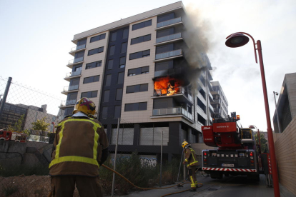 Els Bombers, segons abans de desplegar l’autoescala per apagar el foc, que es va originar en un balcó de la segona planta.