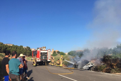 Imatge de l’incendi que va calcinar un cotxe ahir al matí a Alfés.