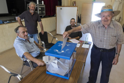 La votación de Josep Graells de 89 años de edad y uno de los socios fundadores de L’Amistat.