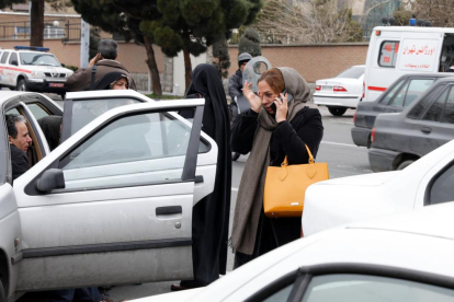 Familiars de les víctimes mortals del vol sinistrat, ahir, a Teheran.