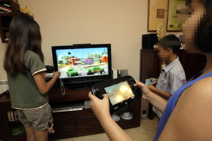 Imagen de archivo de niños jugando a un videojuego.