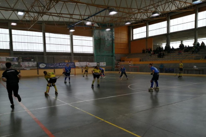 Una jugada del partit d’ahir entre l’Asturhockey i el Vila-sana.