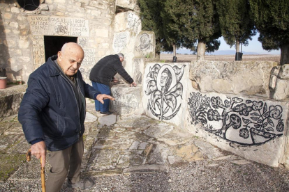 Amenós ha dibuixat centenars de figures i formes a les pedres, com les que mostra a la imatge.