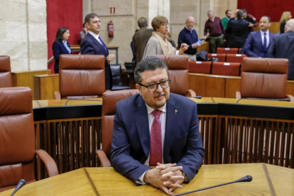 El juez en excedencia Francisco Serrano y cabeza de lista de Vox, en su escaño en el Parlamento de Andalucía en Sevilla