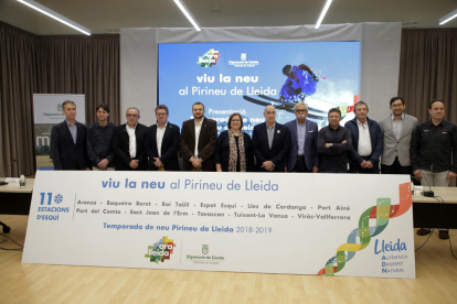 Perelló junto a representantes del sector del esquí y del turismo, ayer en la presentación de la temporada en Lleida.