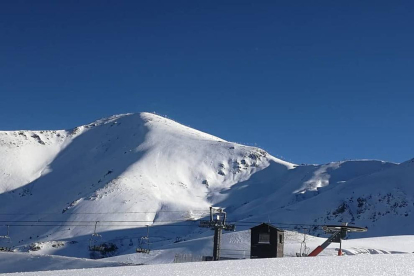 Perelló, amb representants del sector de l’esquí i del turisme, ahir a la presentació de la temporada a Lleida.