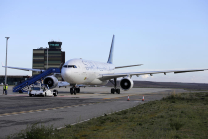 Un Airbus 330-200 de la compañía portuguesa TAP, la mayor aeronave que ha aterrizado en Alguaire.