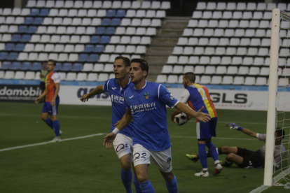 Juanto Ortuño celebra el primer gol, amb César Soriano darrere, ahir durant el partit.