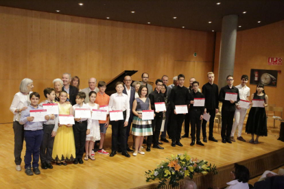 Foto de grupo ayer con los ganadores del concurso Ricard Viñes, el alcalde y organizadores.