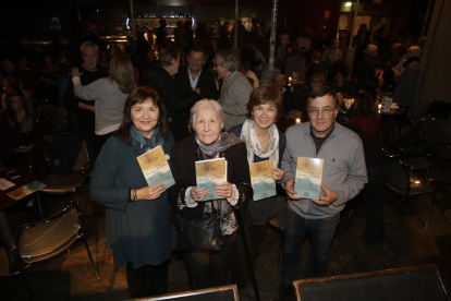 Alguns dels autors de ‘Camins de mar i de sorra’, ahir abans de la presentació al Cafè del Teatre.
