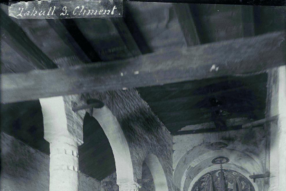 Sant Climent en 1904, con un retablo ocultando el Pantocrátor.