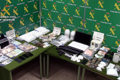 Vista de la droga i els diners intervinguts a l’organització criminal en l’‘operació Bubadu’.