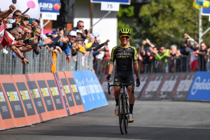 El ciclista colombià Esteban Chaves creua victoriós la meta.