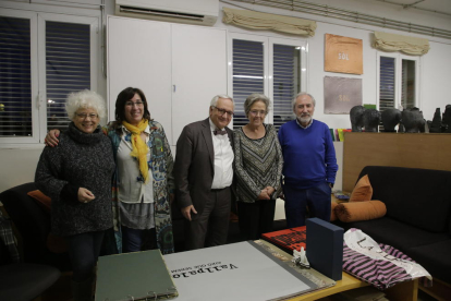 El poeta Carles Duarte (centro), ayer en la Fundació Vallpalou poco antes de la presentación del libro.