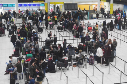 Passatgers esperant a l’aeroport de Gatwick, ahir.