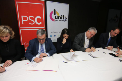 Momento de la firma del acuerdo entre PSC y Units per Avançar, con Salmerón al lado de Ros.